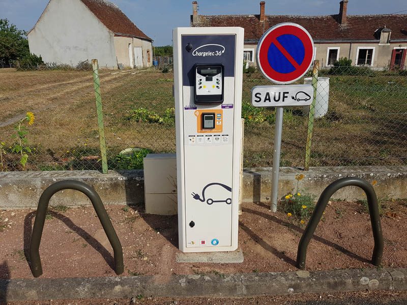 Borne de charge électrique pour voiture et vélo
