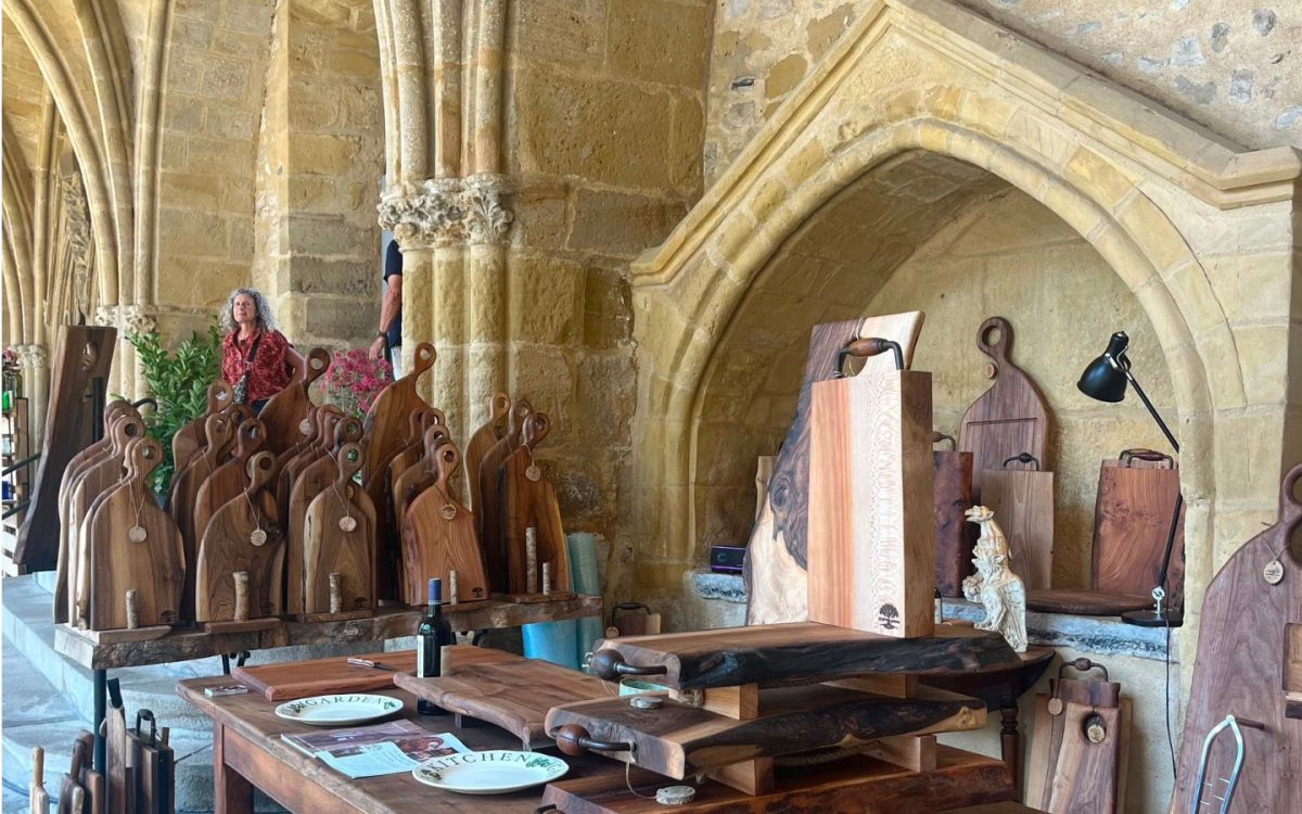 Exposition des métiers d'art au cloître de la cathédrale de Bayonne