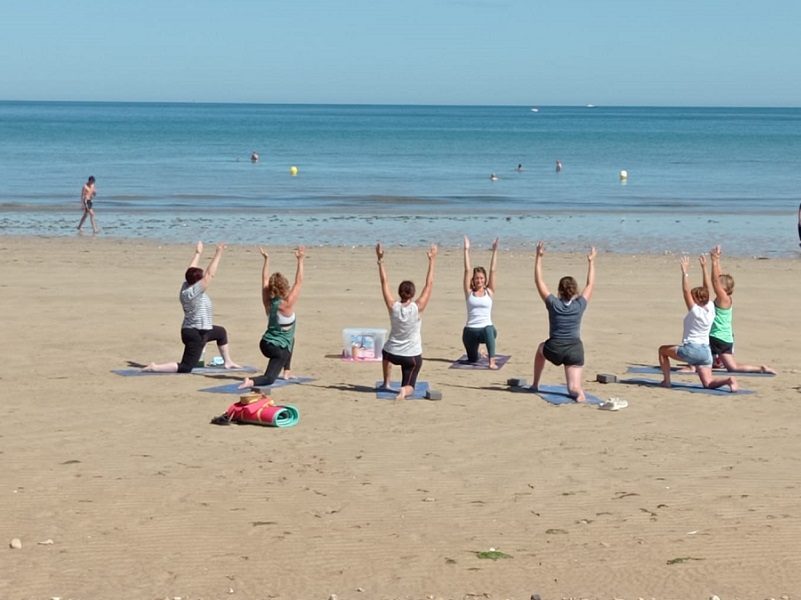 Yoga sur la plage à Bernières-sur-Mer