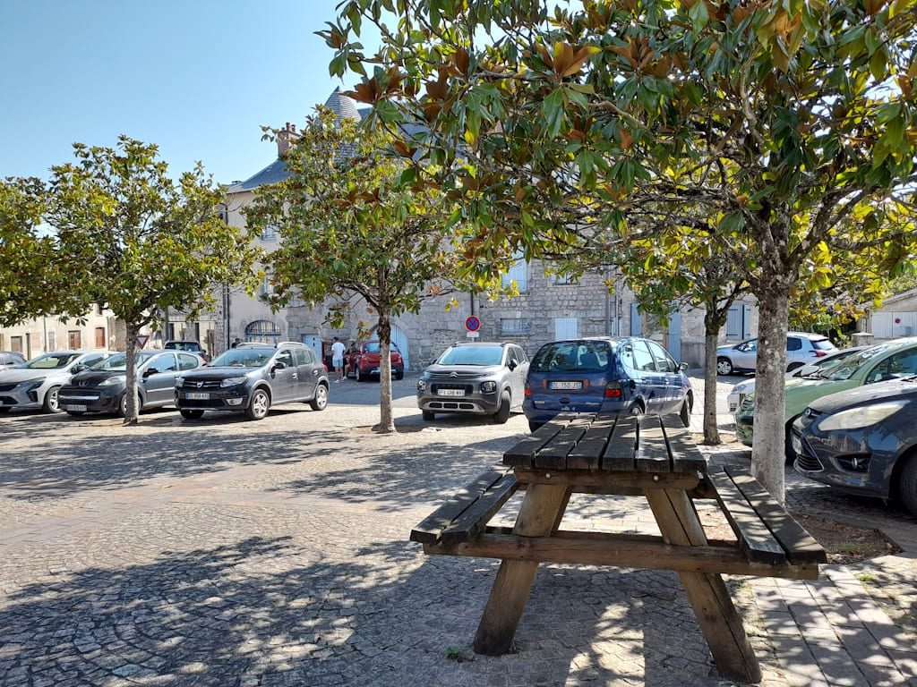 Table de pique-nique à côté de l’église