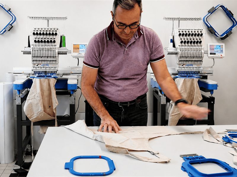 Visite d'un atelier de broderie et de personnalisation textile