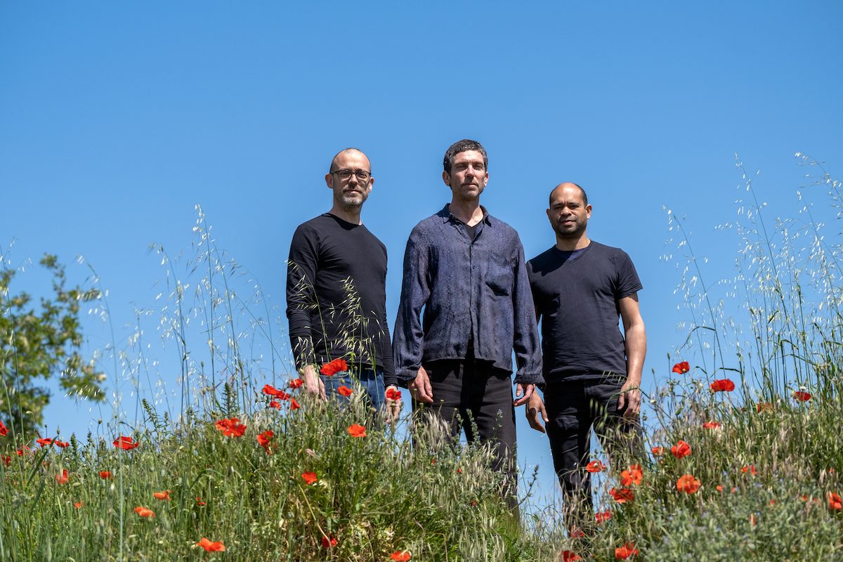 Concert du Trio Matthieu DONARIER (saxophone), Manu CODJIA (guitare), et JoeQUITZKE (batterie)