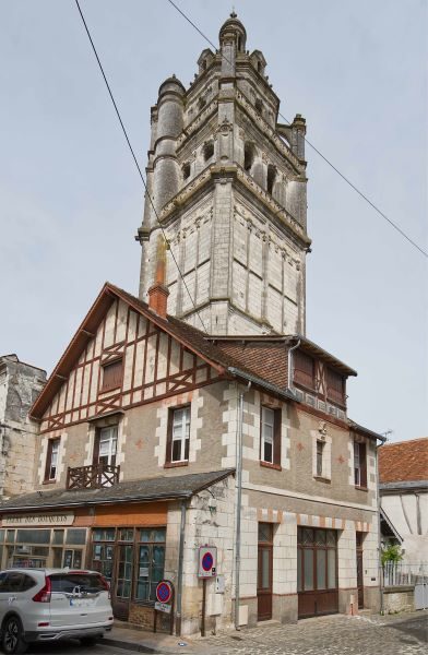 Au pied de la tour Saint Antoine