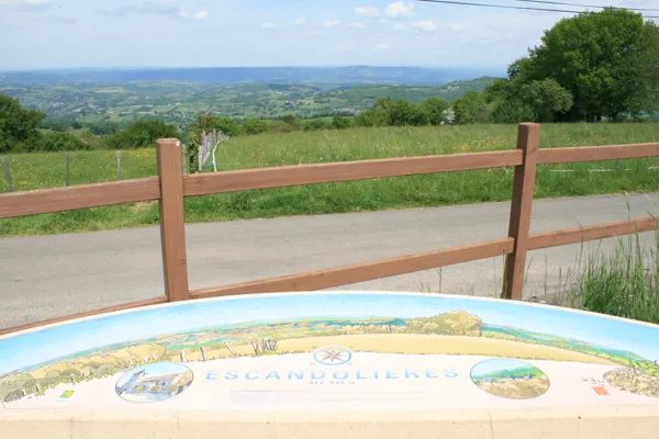 Point de vue, table d'orientation et table de pique-nique