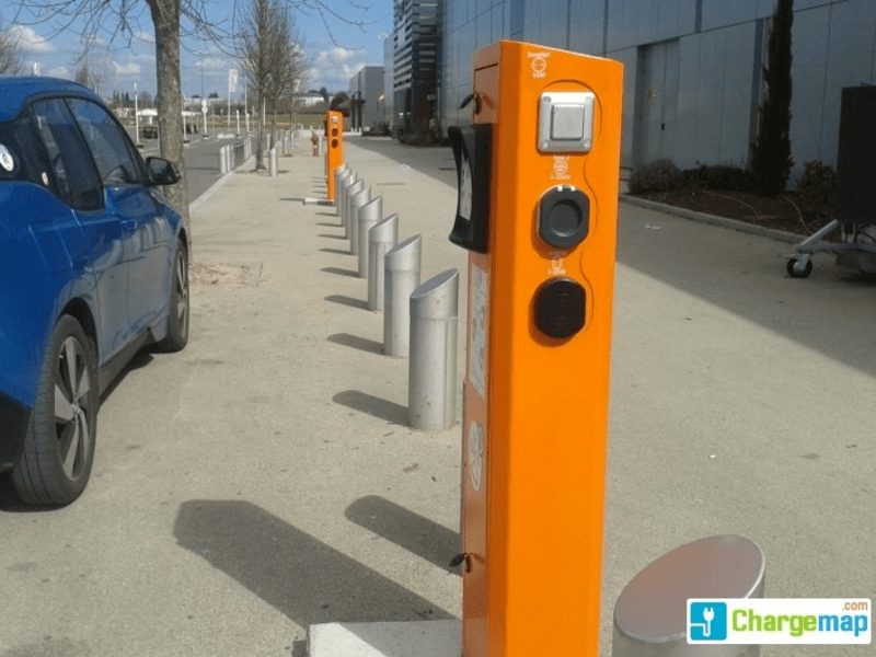Borne de recharge électrique à Tavers