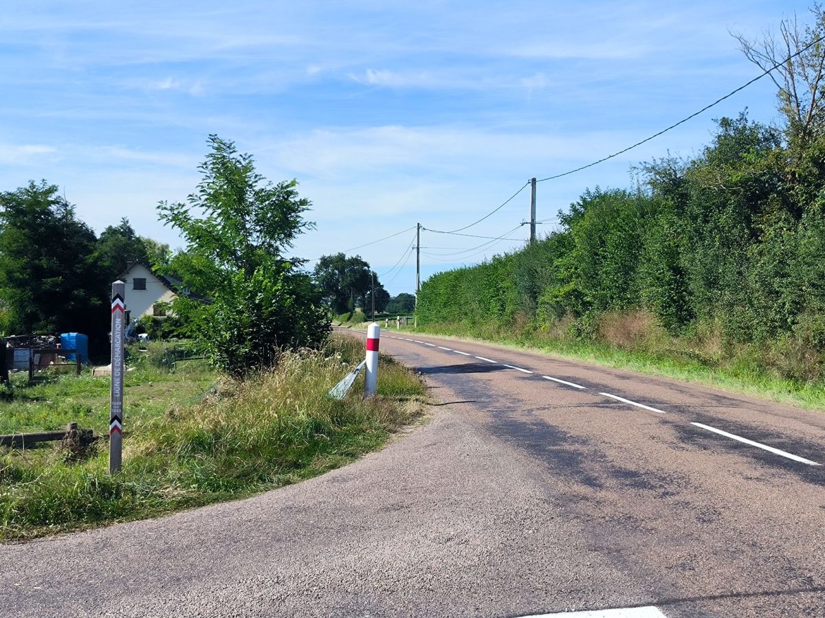 Ligne de démarcation - ancien poste de contrôle allemand - Poteau