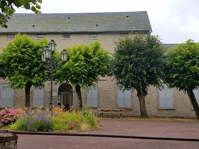 Aire de pique-nique sur la place du vieux marché d'Outarville
