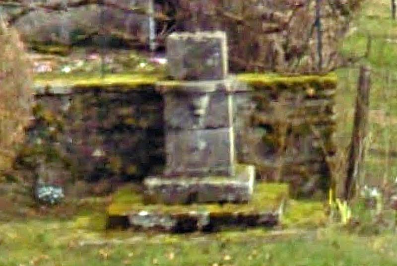 Socle de croix de Lavernoy
